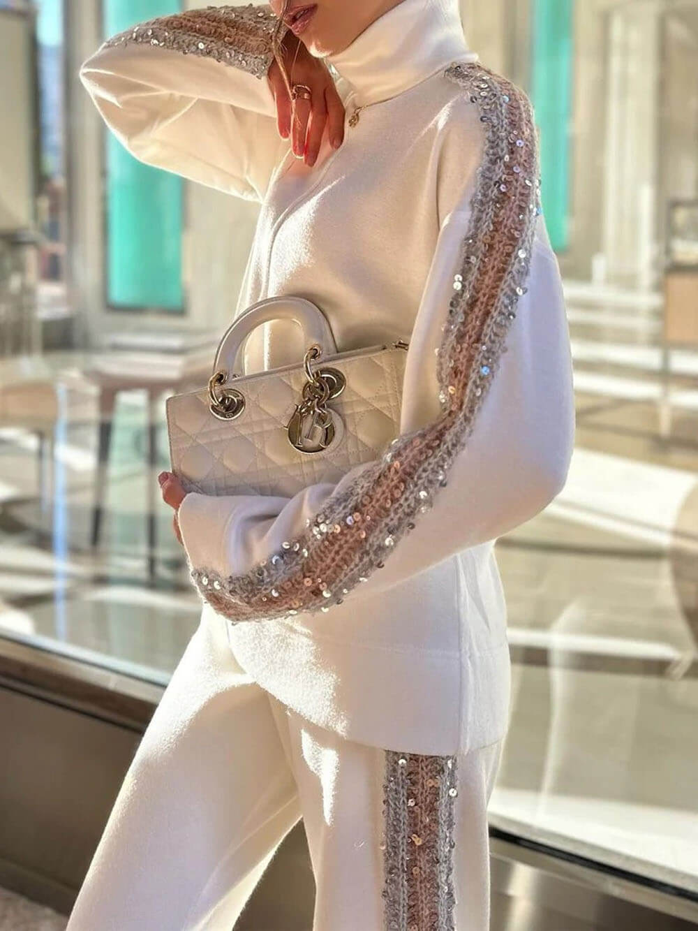 Compleet met glinsterende broek en hoge kraag