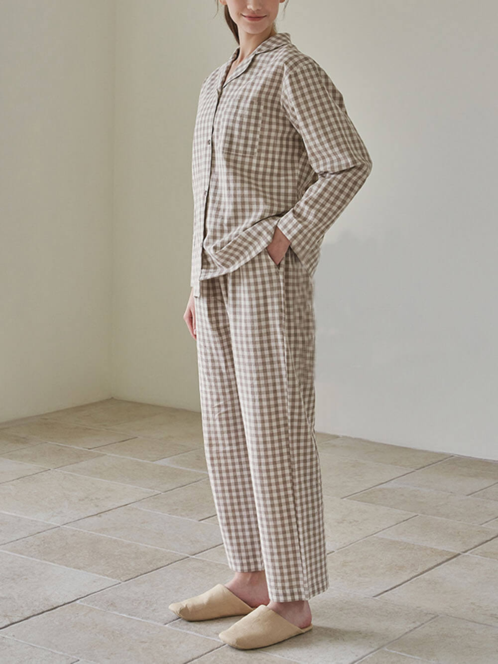 Compleet met ruime geruite pyjama