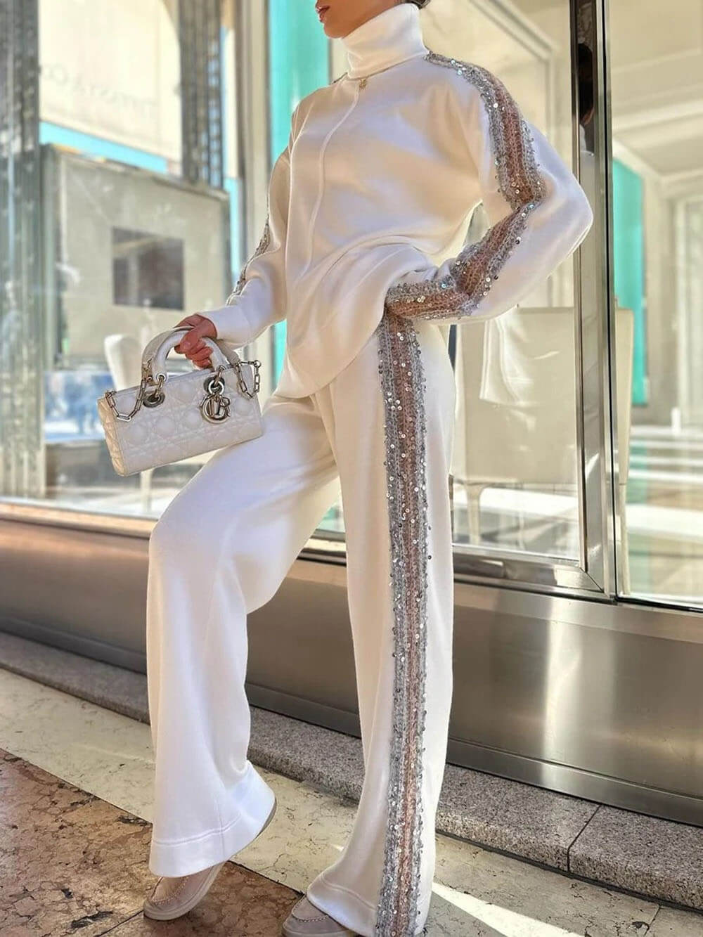 Compleet met glinsterende broek en hoge kraag