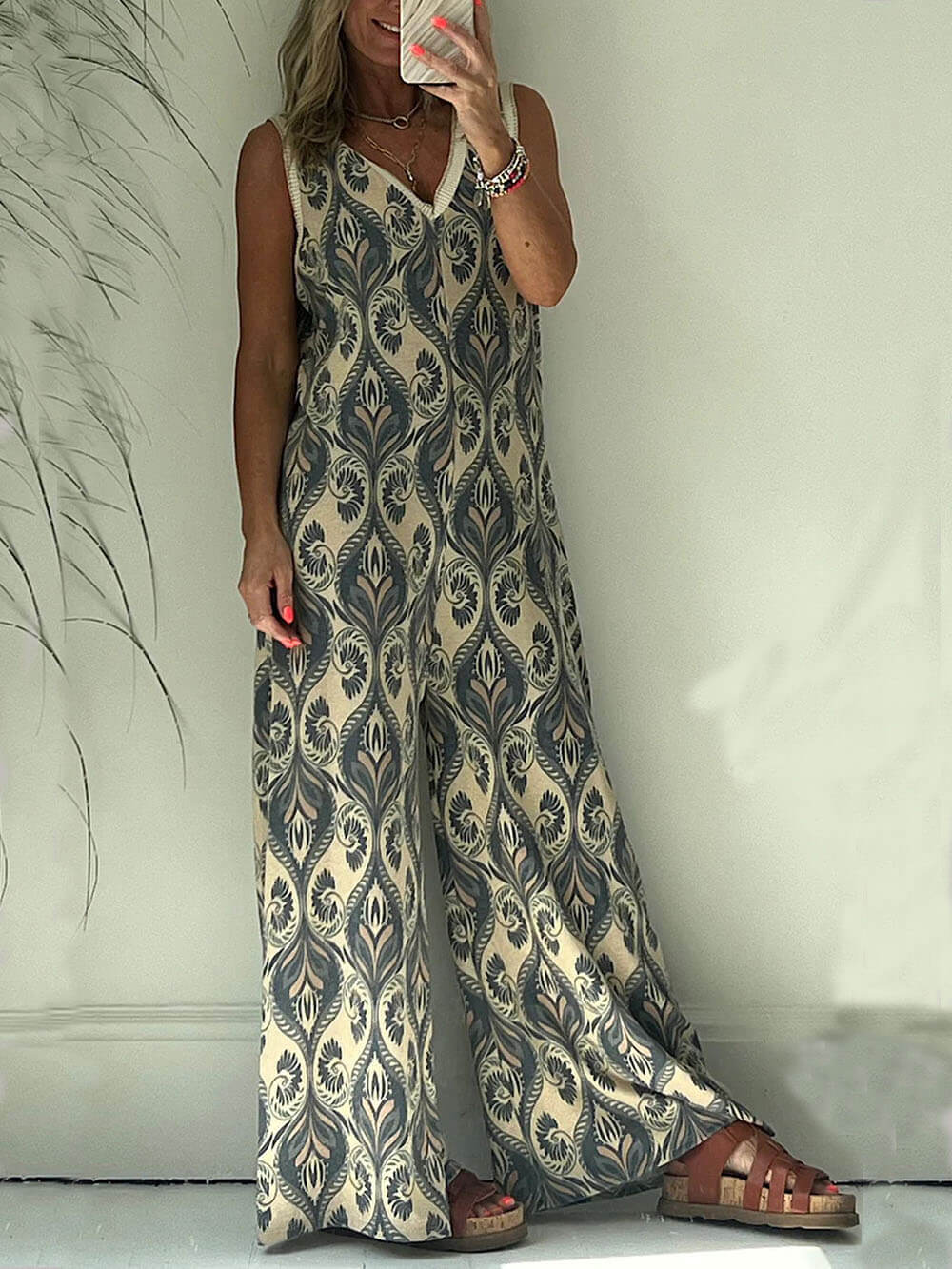 Ruime jumpsuit met bedrukte textuur en V-hals