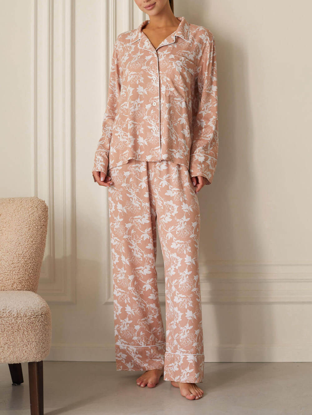 Compleet met ruime pyjama met bloemenprint