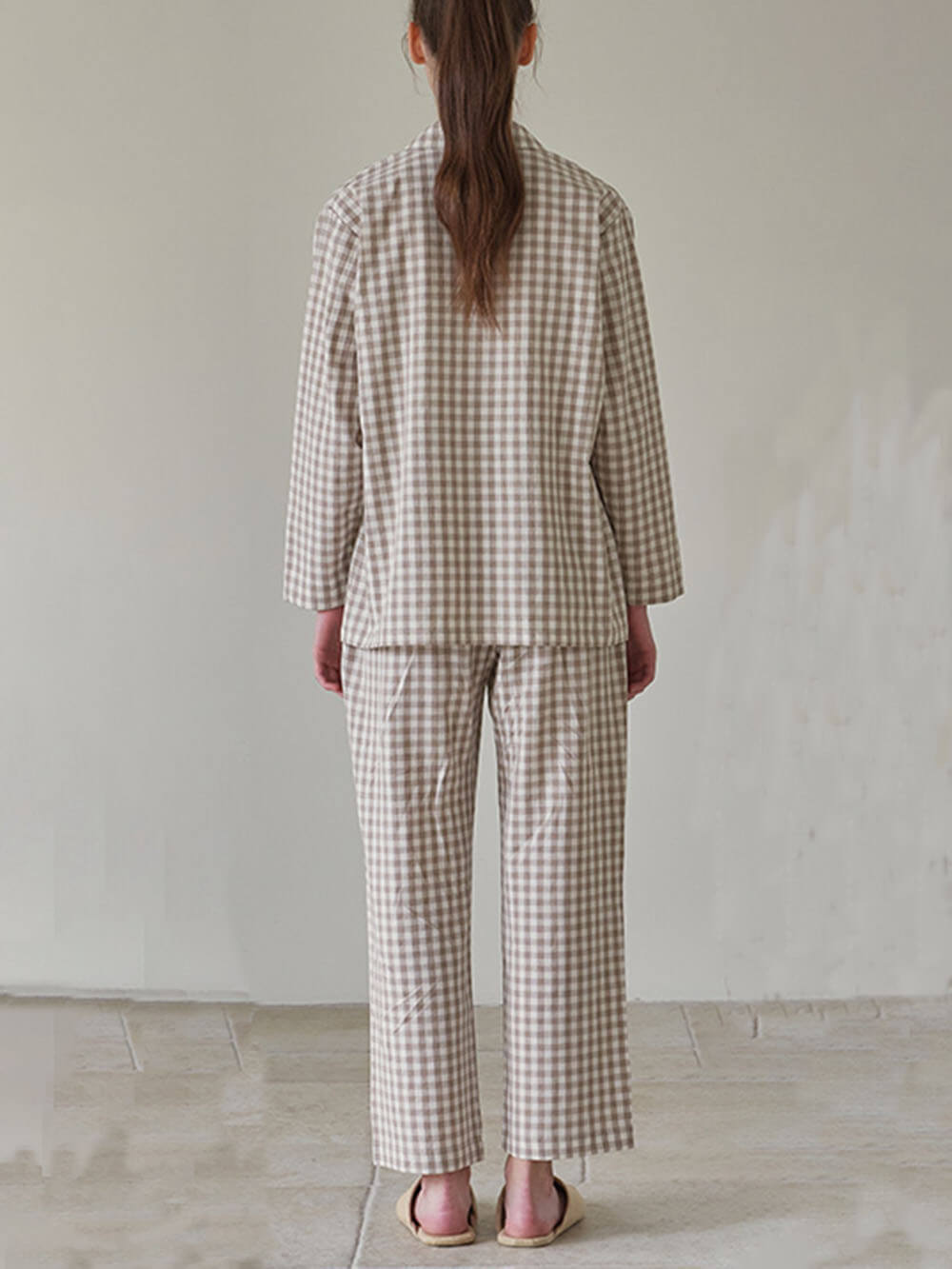Compleet met ruime geruite pyjama