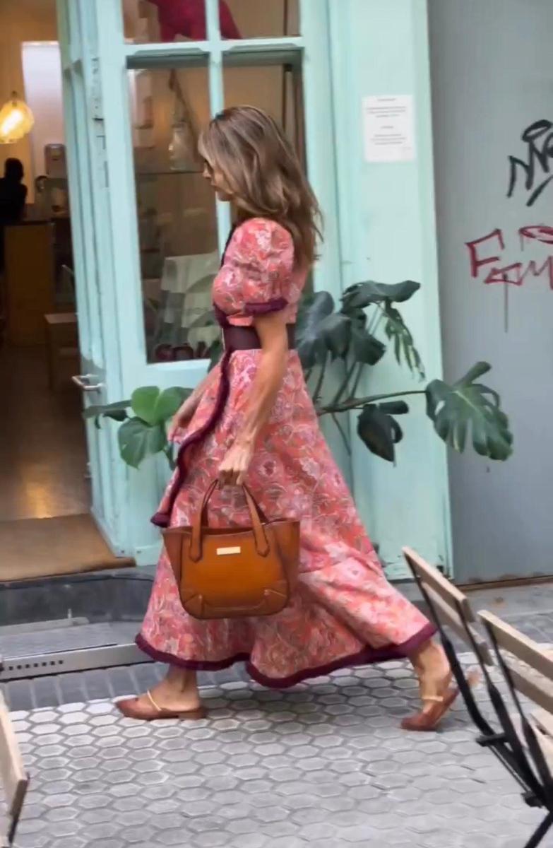 Isabella | Elegante Lange Jurk met Ballonmouwen en Asymmetrische Vloeiende Rok