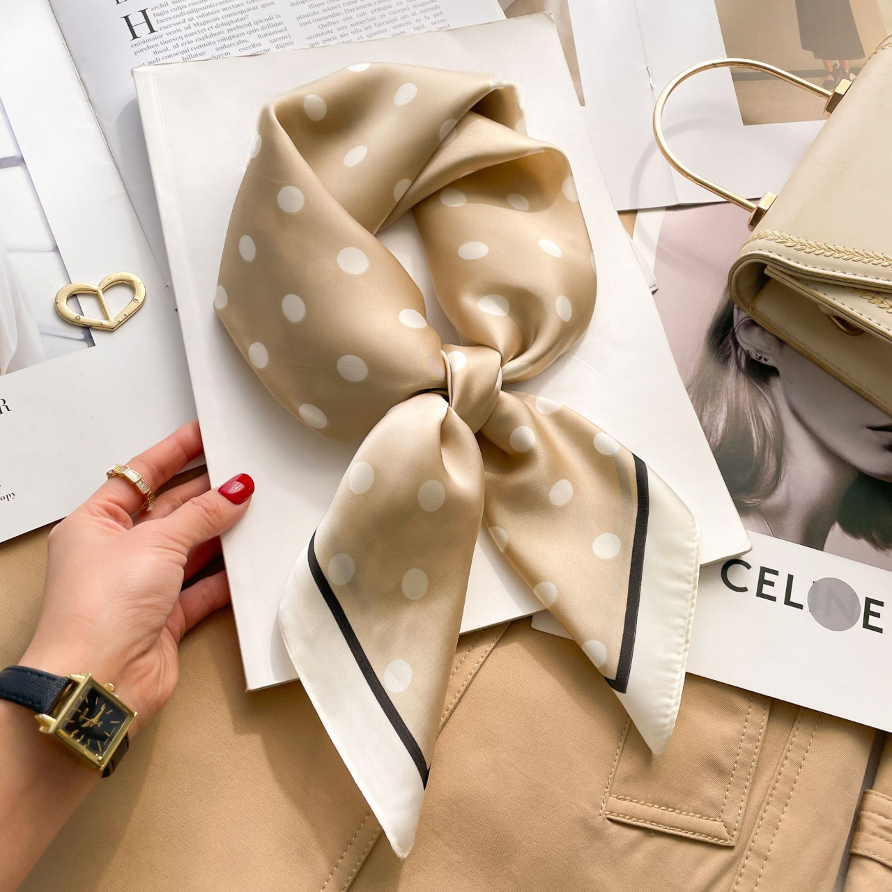 Claudia | Elegante Pois Sjaal Formaat 70x70 voor een Chic en Tijdloos Uiterlijk